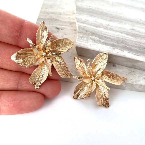 New ~ Anthropologie Pearl Flower Earrings - Picture 7 of 10